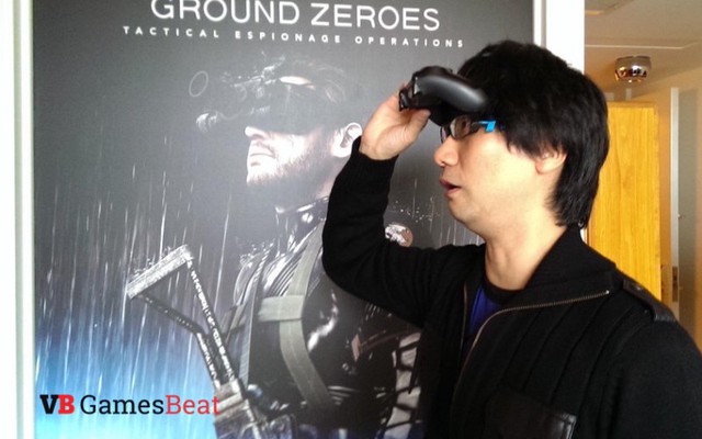 
Kojima Hideo của của Kojima Productions tạo dáng tương tự nhân vật chính trong Metal Gear Solid V với đạo cụ là một tay điều khiển

