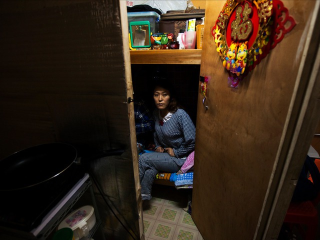  Tại Hong Kong, giá bất động sản quá đắt đỏ nên nhiều người chọn các sống tạm trong những căn phòng 3m2. 