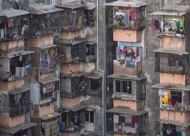  Dharavi, một khu dân cư nằm ngay trung tâm thành phố Mumbai, Ấn Độ. Đây là một trong những khu ổ chuột lớn nhất Châu Á. Hơn một triệu người dân đang sinh sống tại đây. 