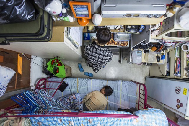  Người mẹ này dành 487 USD/ tháng để chi trả cho cuộc sống của mình và đứa con ở căn hộ có diện tích chỉ 5,5m2 tại Hong Kong. 
