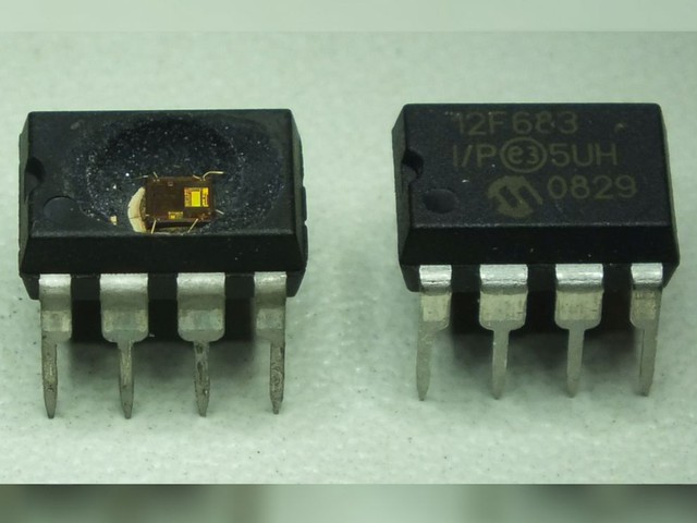  Một chip bình thường (phải) và chip sau khi thực hiện decapping (trái). 