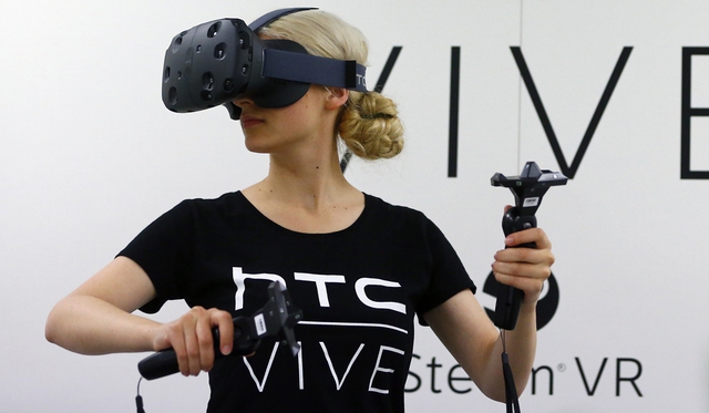  HTC Vive, sản phẩm tuyên bố đã bán được 15.000 chiếc sau 10 phút. 