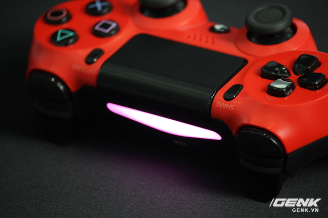 
Đèn led của Dualshock sẽ sáng những màu khác nhau để chỉ định người chơi 1, 2, 3 và 4. Ngoài ra đây còn là khu vực nhận cảm ứng chuyển động Move, giúp camera định vị được người chơi.
