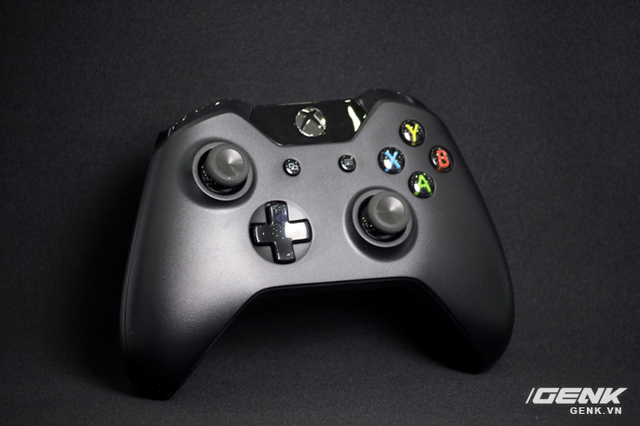 
Cụm nút D-pad trên Xbox One đã trở về với thiết kế truyền thống hình chữ thập.
