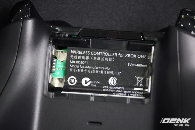 
Khay pin chìm: bộ phận chứa pin được thiết kế chìm vào trong, không lồi ra như trên Xbox 360 nữa
