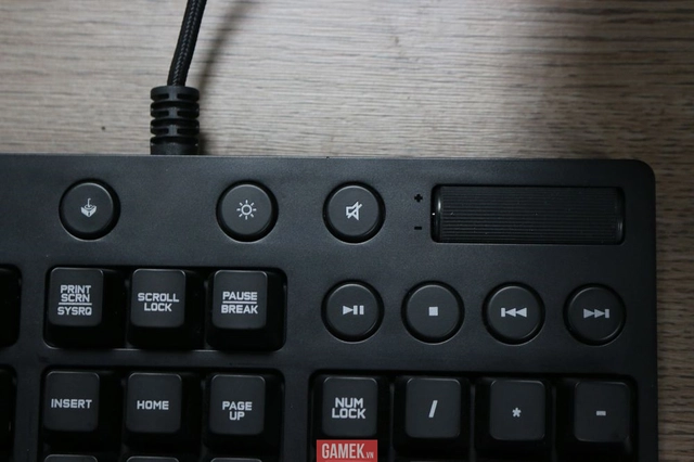 
Thanh cuộn lớn nằm bên phải bàn phím có tác dụng điều chỉnh âm thanh
