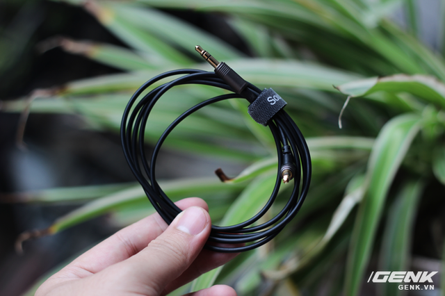  Dây cable của P55 được thiết kế rời để tăng tính portable, bên cạnh khả năng thay dây để cải thiện chất âm 