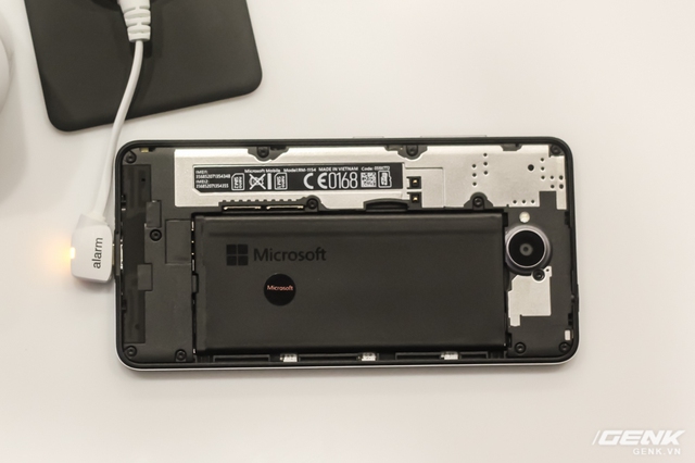  Lumia 650 trang bị viên pin 2000 mAh. 