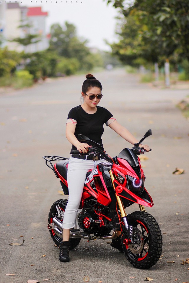 Nữ biker Lê Ngọc Diễm và chiếc xế độ chiến thắng cuộc thi độ MSX125 do Honda Việt Nam. Ảnh: 2banh.vn