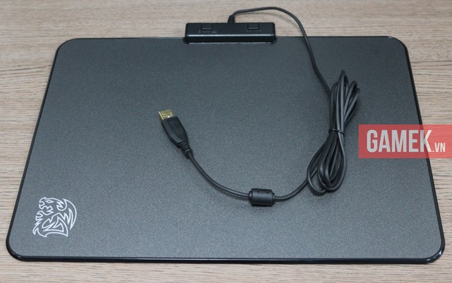 
Loại bàn di chuột này có kết nối USB để nuôi điện, điều khiển đèn LED xung quanh.
