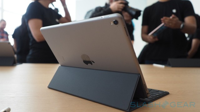 
Có vẻ như iPad Pro 9,7 inch tỏ ra thon gọn hơn so với người tiền nhiệm của mình.
