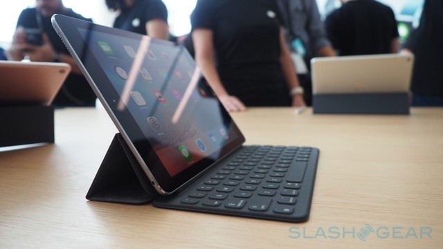  Bốn góc máy iPad Pro 9,7 inch vẫn là các cụm loa ngoài tăng trải nghiệm âm thanh. 