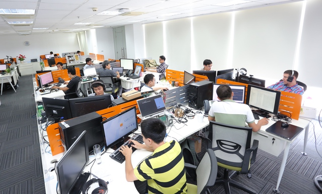 Các kỹ sư CNTT Việt Nam và nước ngoài cùng làm việc tại Luxoft Việt Nam