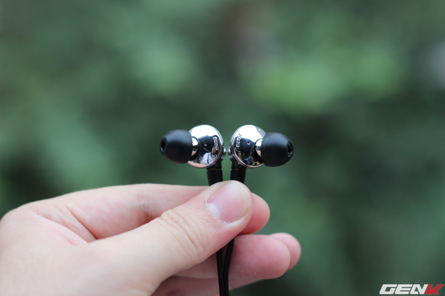  Dunu Titan 3 là chiếc tai nghe sở hữu thiết kế hybrid, pha cách giữa in-ear và ear-bud - đặc trưng của những sản phẩm thuộc dòng Titan. 