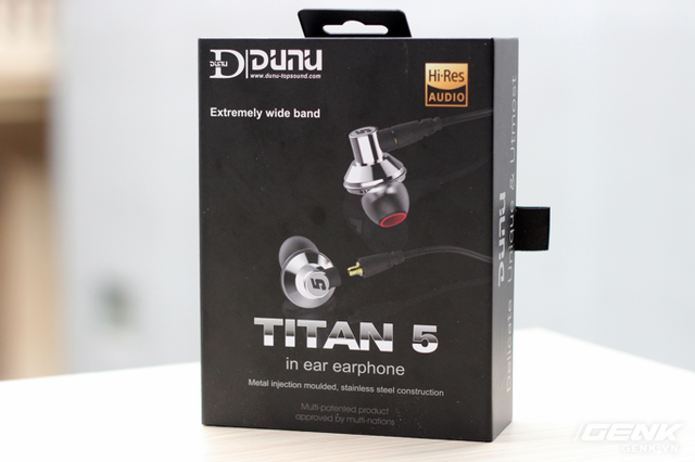 Titan 5 được đóng hộp theo phong cách quen thuộc: to, đẹp và dày. Biểu tượng chứng nhận đạt chuẩn Hi-Res nổi bật ở góc phải 