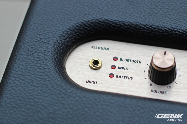  Không chỉ sở hữu kết nối bluetooth chuẩn atpX 4.0 đảm bảo truyền dẫn âm thanh lossless chất lượng cao, Kilburn còn hỗ trợ cổng AUX 3.5mm. 