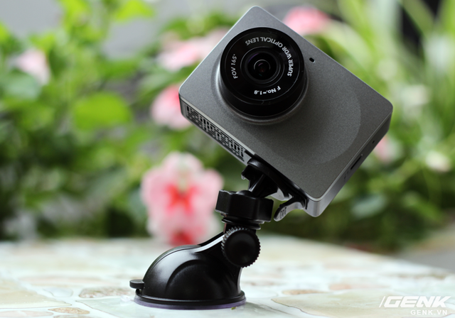  Người dùng có thể xoay camera linh hoạt theo các góc khác nhau để tiện ghi hình 