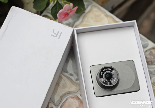  Giống như mọi sản phẩm khác của Xiaomi, Yi Car DVR được đóng hộp vô cùng đơn giản nhưng chắc chắn. Hiện trên tay tôi là phiên bản màu đen (phiên bản còn lại có màu gold) 