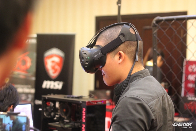 
Một bạn trẻ tham gia trải nghiệm game VR với dàn máy có trang bị card đồ họa RX 480.
