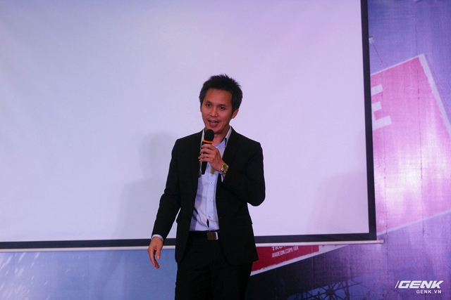 
Ông Ryan Sim, trưởng bộ phận channel sales khu vực Châu Á và Ấn Độ của AMD, phát biểu trong buổi ra mắt dòng card RX 480 và RX470 tại Việt Nam.
