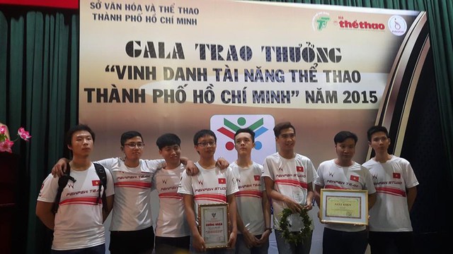 
Các thành viên của đội DOTA 2 PewPewVN lên nhận giải thưởng do Sở Văn hóa và Thể thao Tp.Hồ Chí Minh trao tặng.

