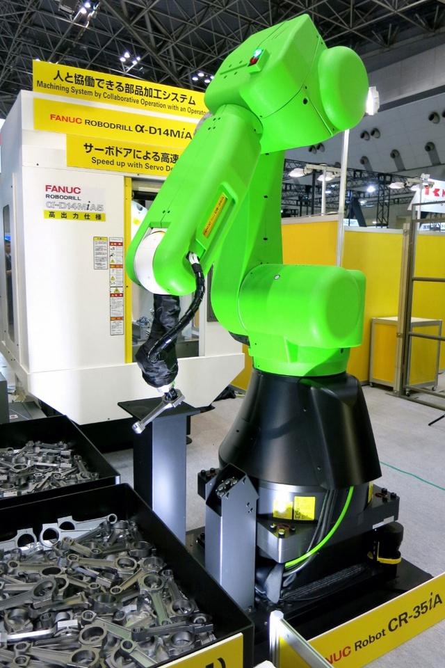  Fanuc trình diễn một robot luyện tập với “reinforcement learning” tại Triển lãm Robot Quốc tế tại Tokyo vào Tháng 12. 