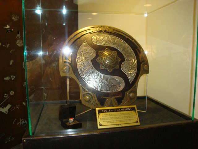 
Phiên bản tiêu chuẩn duy nhất của Aegis of Champions luôn được đặt tại trụ sở của Valve ở Bellevue, Washington, Mỹ.
