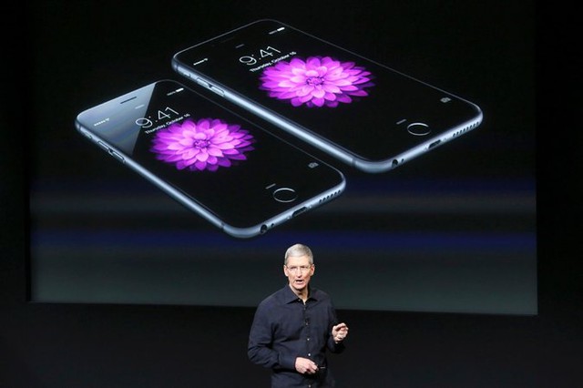  CEO Tim Cook trong buổi ra mắt iPhone 6. Theo đại diện từ Apple, các phương pháp chính quyền liên bang đang thực hiện là đi ngược lại Hiến pháp nước này. 