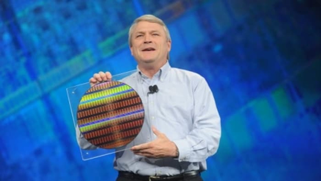  Ông Bob Baker, phó chủ tịch về công nghệ và sản xuất của Intel, giới thiệu con chip tiến trình 22nm đầu tiên năm 2009. 