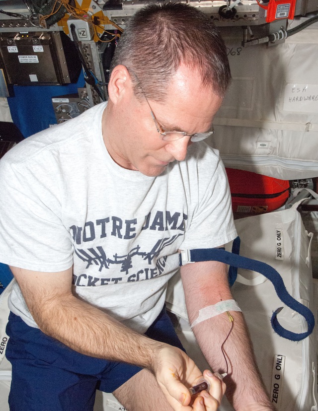  Một phi hành gia đang lấy máu trên Trạm vũ trụ quốc tế ISS 
