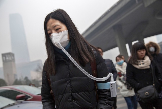  Bức ảnh về người phụ nữ sử dụng thiết bị lọc không khí tại Bắc Kinh là ví dụ về mức độ ô nhiễm tại thành phố này 