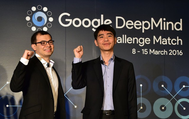  Demis Hassabis CEO DeepMind (trái) và kỳ thủ cờ vây tốp 5 thế giới Lee Sedol. 