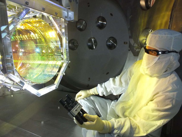  Một nhà nghiên cứu thiết lập thí nghiệm tại cơ sở thí nghiệm của LIGO 