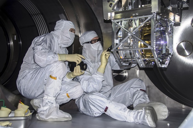  Các nhà nghiên cứu tại LIGO thao tác với thiết bị thí nghiệm 