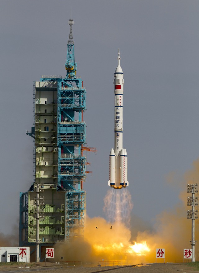  Tên lửa Trung Quốc đưa tàu Thần Châu-10 vào trong không gian 