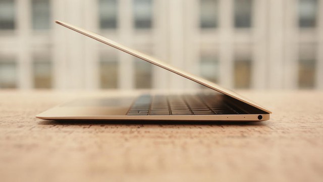  Độ cong vát trên bề mặt của MacBook 12 inch. 
