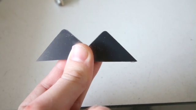  Cắt 2 miếng nhựa hình tam giác để làm trợ lực cho khung máy bắn đá 