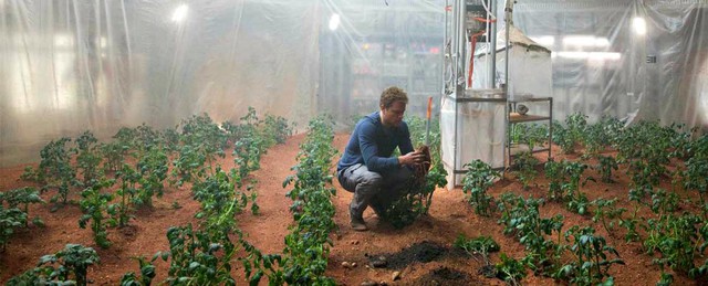  Mark Watney trồng khoai tây trên sao Hỏa (một cảnh trong phim The Martian) 
