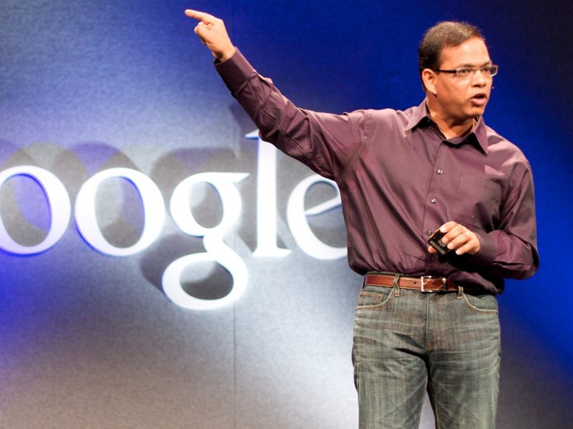 Quá thất vọng vì tình trạng chia rẽ nội bộ ngày càng phát triển. Một trong những nhân vật quyền lực nhất Google là Amit Singhal, người đứng sau các thuật toán của công cụ tìm kiếm, đã gặp trực tiếp Larry Page và yêu cầu ông loại Mayer ra khỏi đội tìm kiếm. 