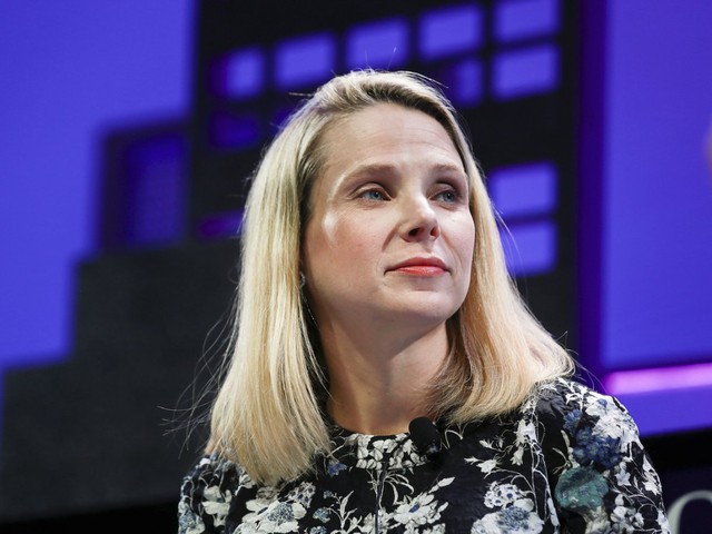  Hiện tại, có tin đồn cho rằng Yahoo đang xem xét việc bán những mảng kinh doanh cốt lõi như mảng quảng cáo và nội dung trực tuyến để tăng giá trị số cổ phần của Alibaba mà Yahoo đang sở hữu. Áp lực đang đè nặng trên vai Mayer, bà phải cứu Yahoo hoặc nhường vị trí đầu tàu cho người khác. Đồng hồ đang điểm những giây cuối cùng. 