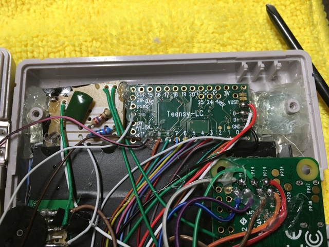  Bảng mạch của tay cầm được nối với bàn phím Teensy-LC của máy tính Raspberry Pi 