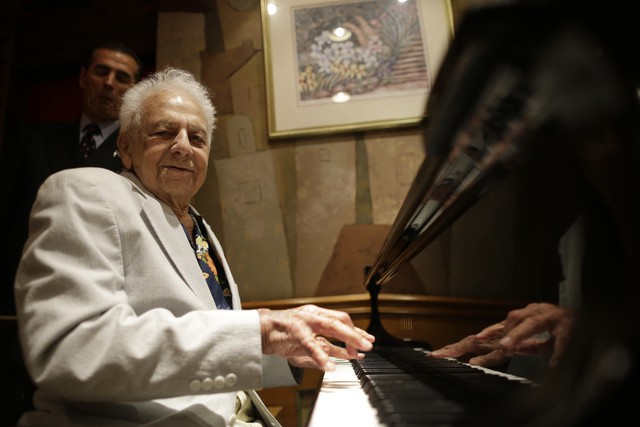  Nghệ sĩ dương cầm kỳ cựu sống tại New York này đang hào hứng đệm nhạc cho buổi tiệc sinh nhật thứ 100 của chính mình. 