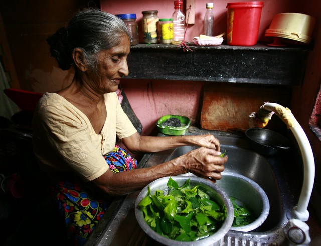  Cụ bà Ismial Ishama người Sri Lanka, 73 tuổi, thường tự chuẩn bị đồ ăn cho bản thân. 