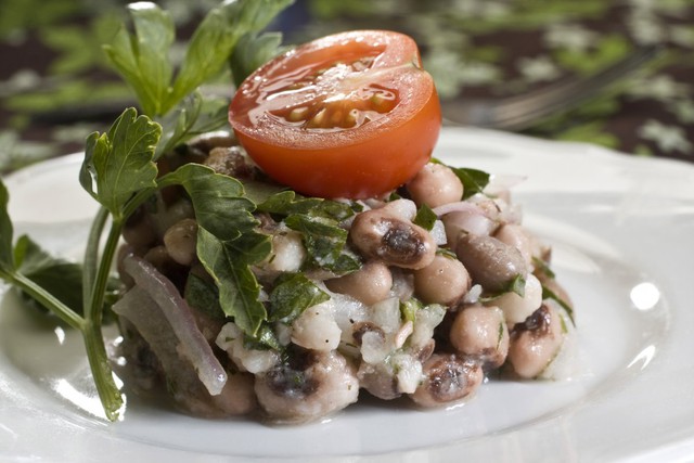  Món salad gồm đậu mắt đen, cà chua và ngò tây là nguồn cung cấp chất xơ và đạm thực vật dồi dào. 