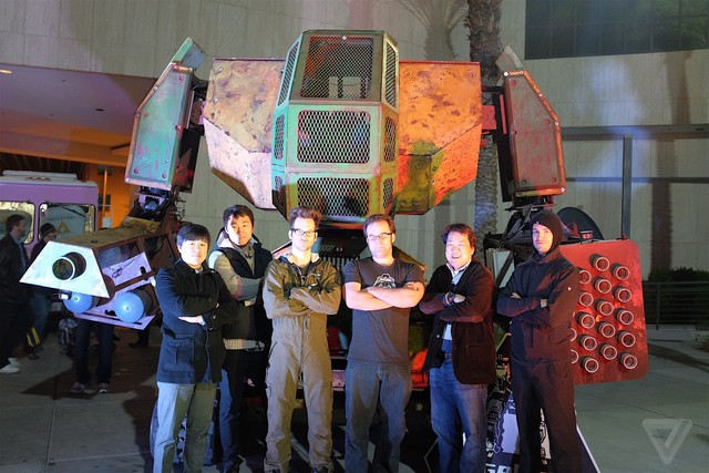  Matt Oehrlein, đứng thứ ba từ bên trái sang, người sáng lập MegaBots. 