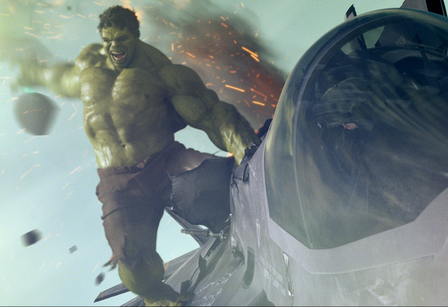 “Tại sao quần của Hulk lại không bao giờ rách?”