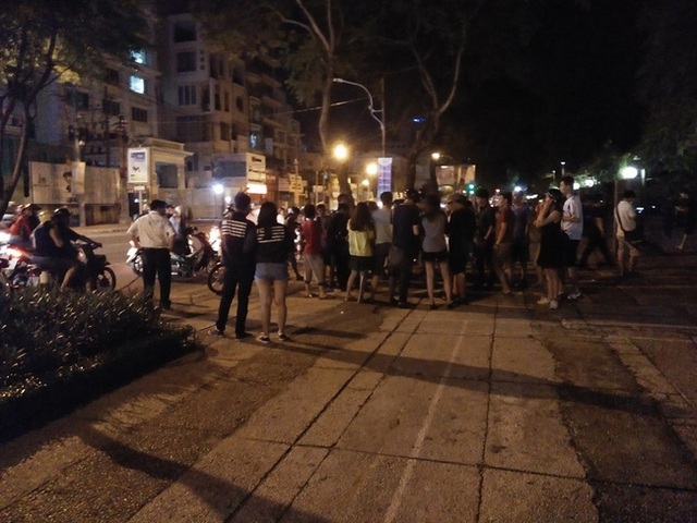 
Rất đông người tập trung trước Công viên Tao Đàn khi người dân vây bắt tên cuớp. Ảnh: facebook.
