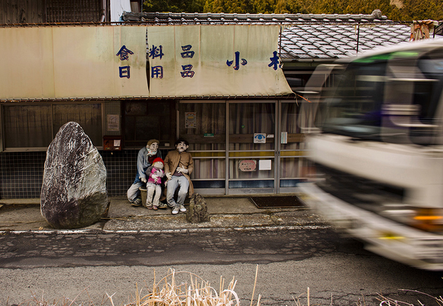  Ba thế hệ của một gia đình bù nhìn trông giữ một cửa hiệu trong làng. 