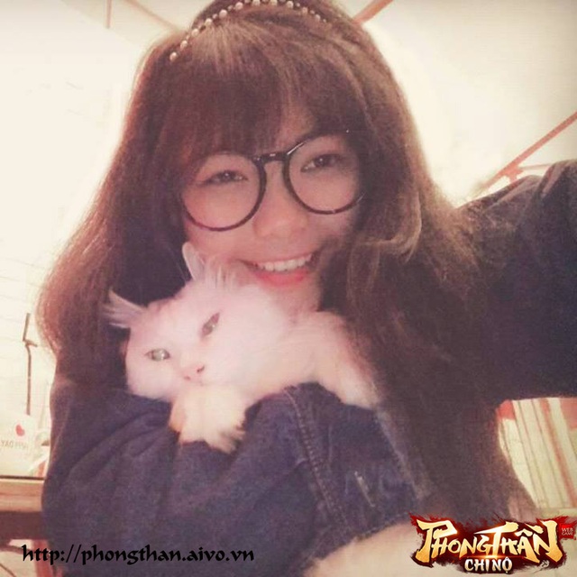 
Tiếp theo là Vũ Quỳnh Anh, cô nàng có nét giống hot girl An Japan - sinh năm 1996, đặc biệt rất yêu mèo, thích vẽ tranh
