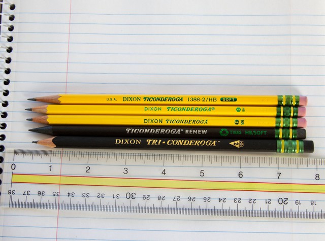  10. Bút chì Dixon Ticonderoga No.2 – Loại bút chì có hai màu biểu tượng là vàng và xanh này mang đến chất lượng viết (và tẩy) tốt nhất mà bạn có thể tìm thấy trên thị trường bút chì. 
